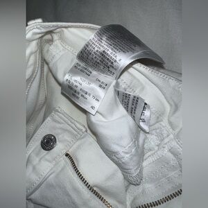 White Levi’s Jeans size 29 with ripped on knee